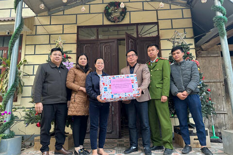 LÃNH ĐẠO XÃ THĂM, TẶNG QUÀ ĐIỂM NHÓM TÔN GIÁO NHÂN DỊP LỄ GIÁNG SINH -NOEL NĂM 2024